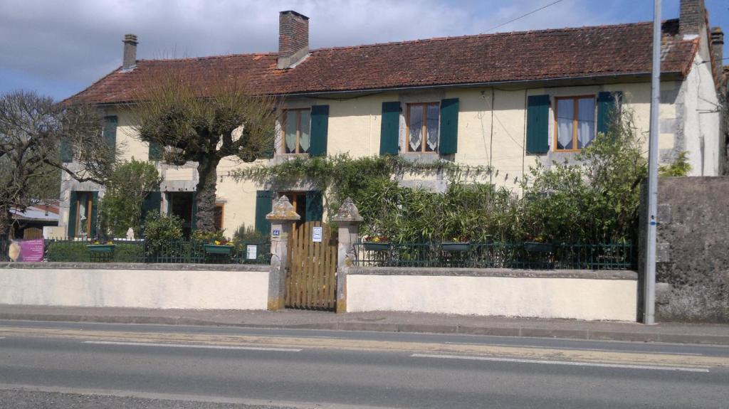 La Maison Jaune Bed & Breakfast Bouresse ภายนอก รูปภาพ